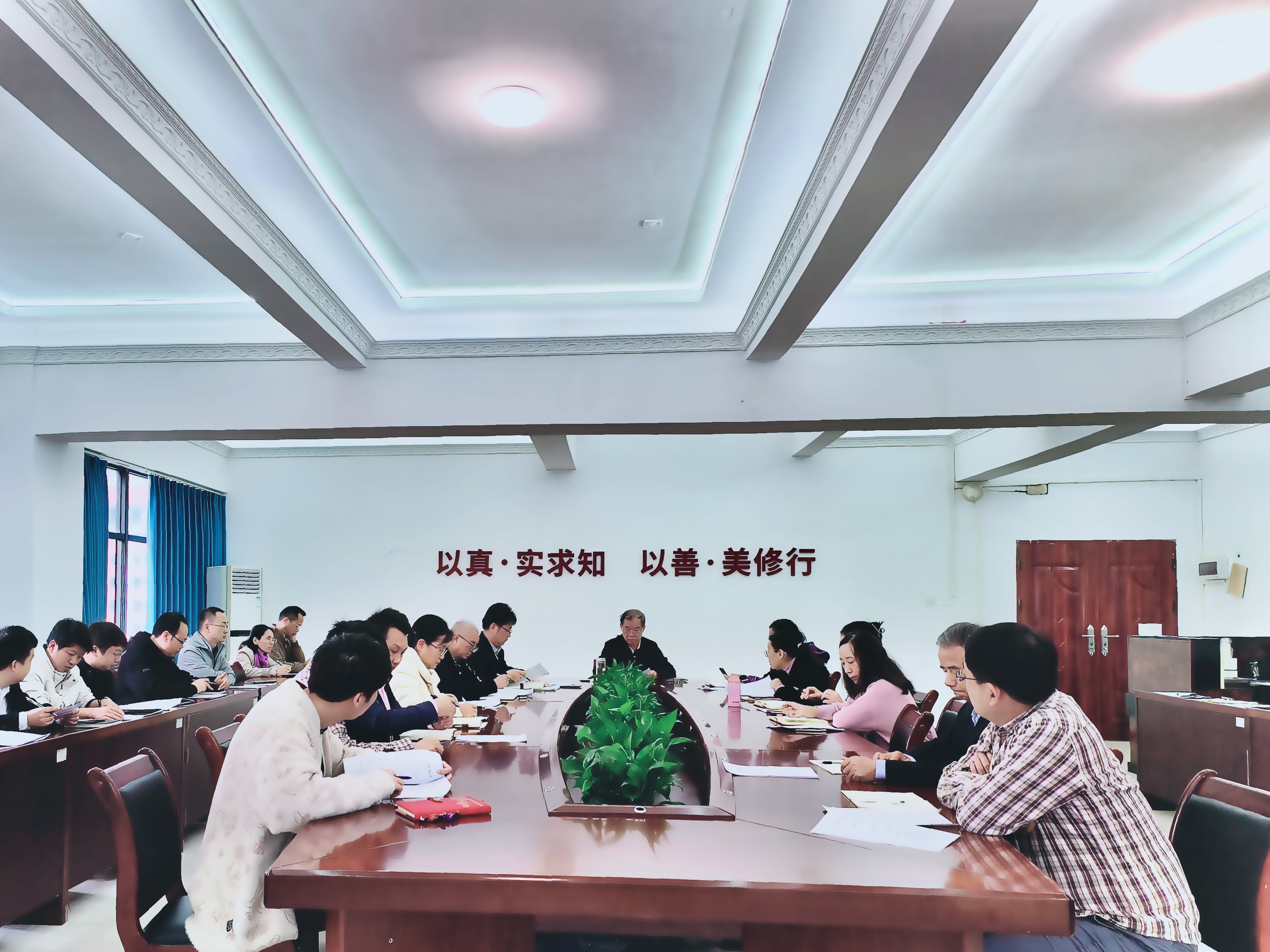 图3 郑伟光校长作会议总结.jpg